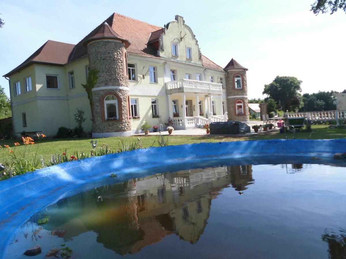 Hotel Gutshaus Darsikow Exterior foto
